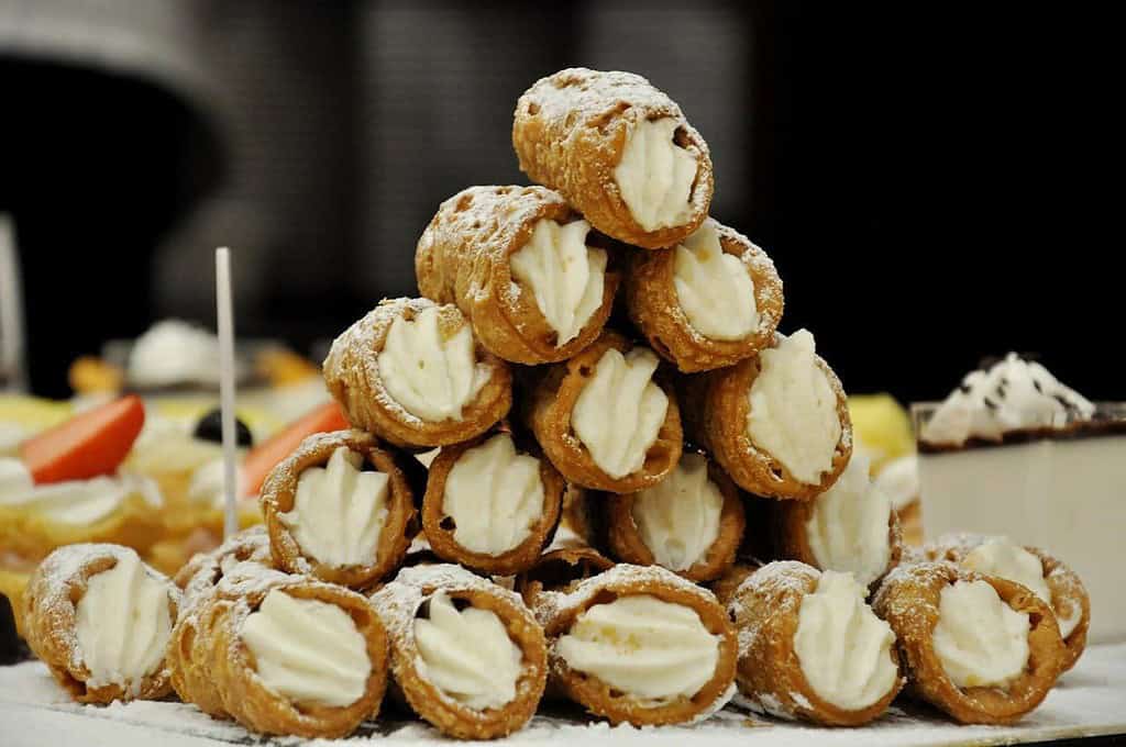 How Long Does Cannoli Last in the Fridge? (Shells and Filling)