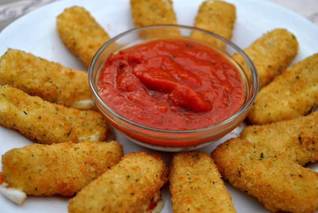 mozzarella sticks with marinara sauce