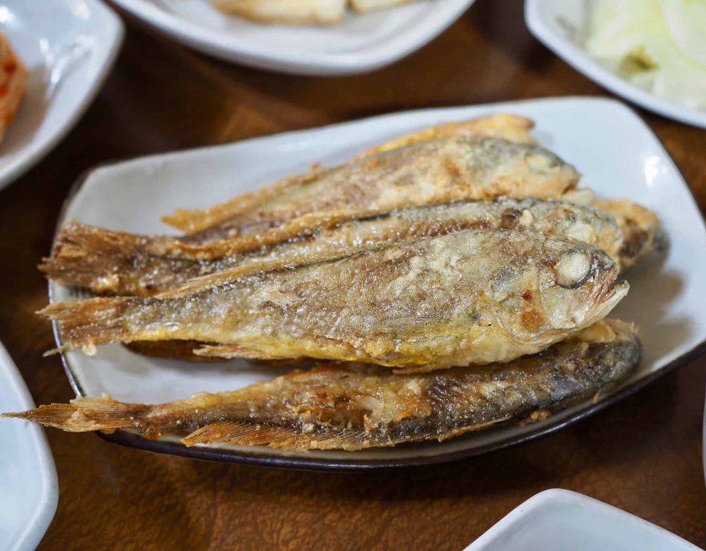 fried croaker fish taste on a plate
