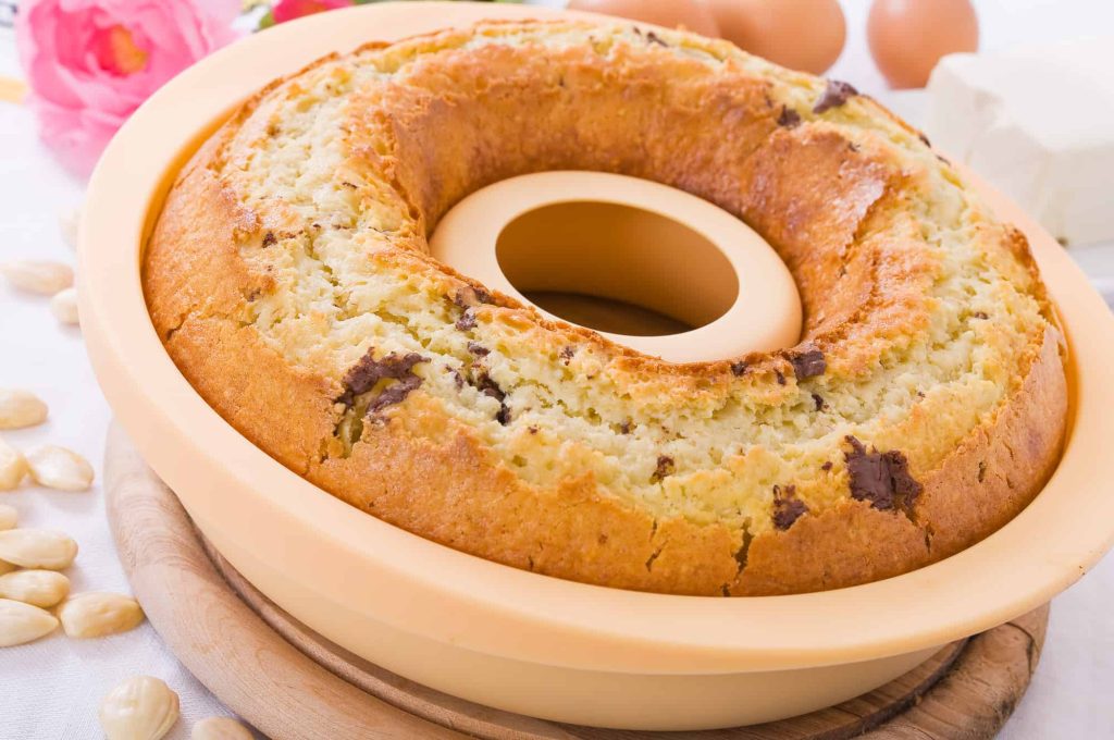 Ring-shaped cake in silicon mould