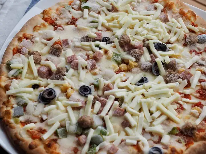 Can You Get Food Poisoning From Frozen Pizza? [Can It Make You Sick?]