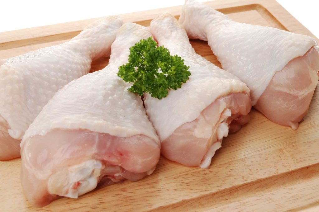 fresh raw chicken drumsticks