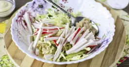 salad with shredded kani