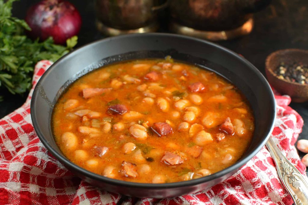 wendy's chili with beef, beans and vegetables in a bowl