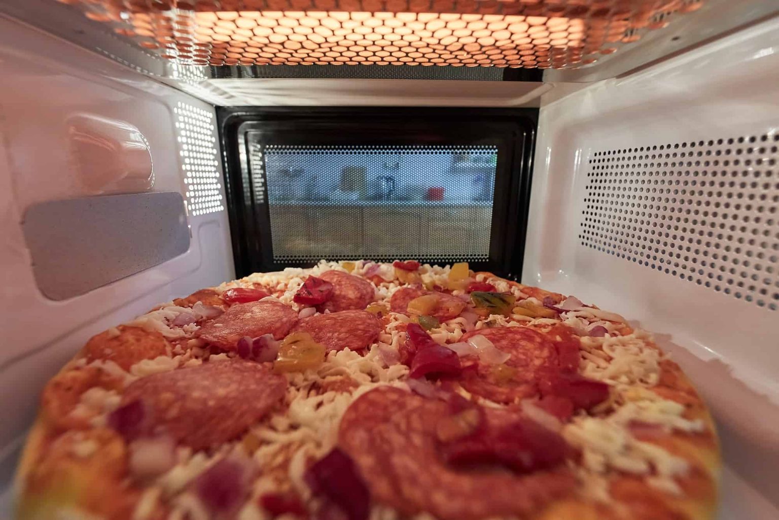 How Long to Cook Frozen Pizzas In The Oven [Size + Temperatures