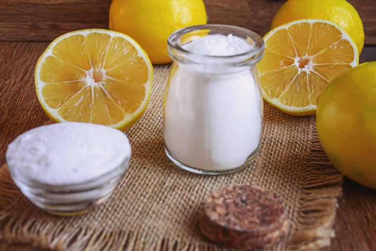 Citric acid on a wooden background with lemon