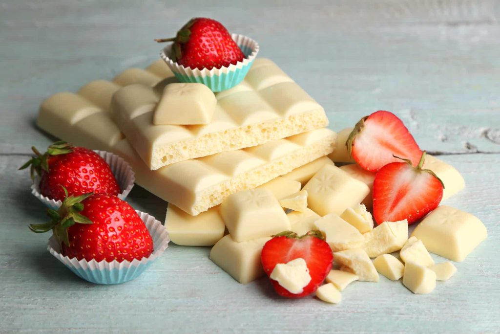 White chocolate bar with fresh strawberries